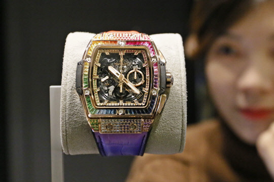 갤러리아백화점이 위블로 한정판 시계를 전시한다. <갤러리아백화점 제공>